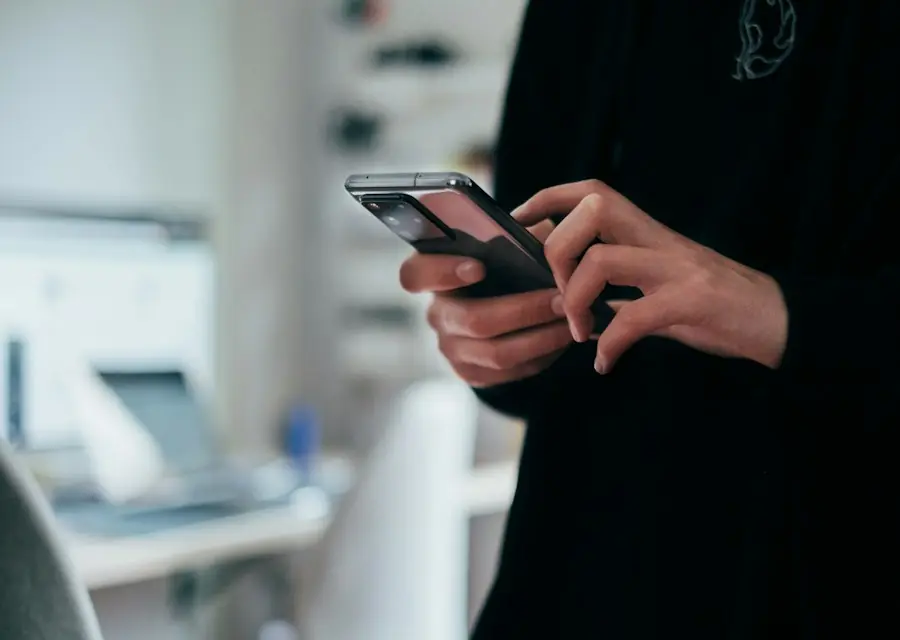 Pessoa conferindo um negócio no celular