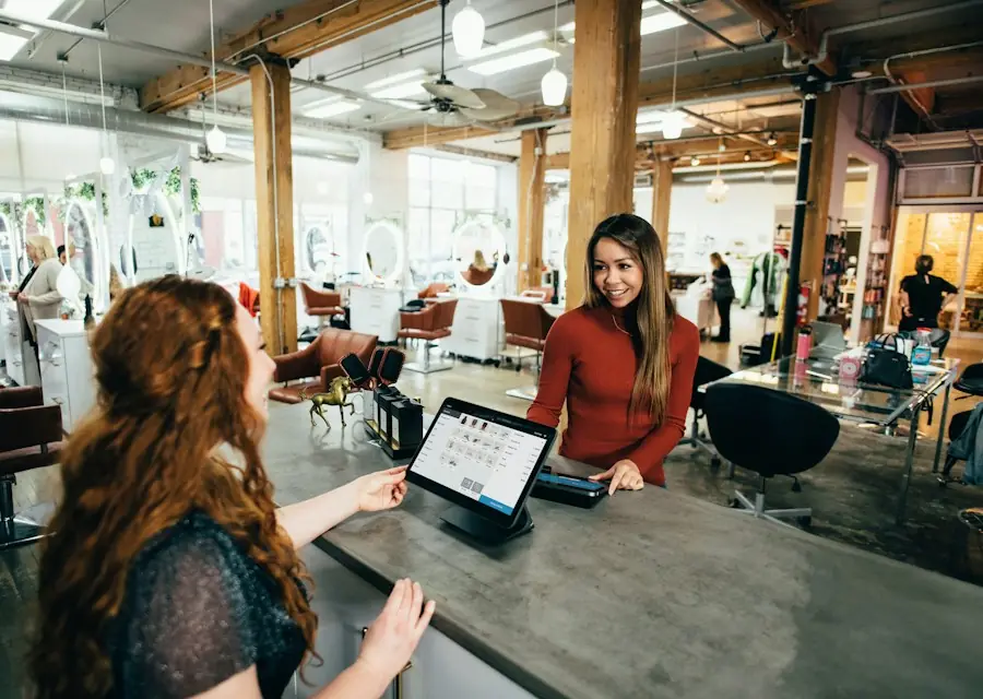 Atendente mostrando um tablet para uma cliente
